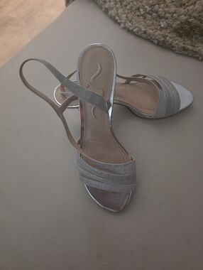 NWOT- Nina Silver Heels Size 9